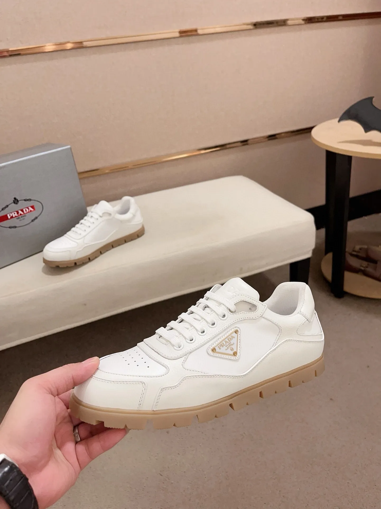 Men's shoes 💰 540💰 ✔️✔️✔️Higher version High-quality new PRADA (Prada) counters are launched at the same time. The new men's shoes and 😘 fabrics are made of high-tech glue-making technology. Lining: Full cowhide lining. 👍🏿 High-end ☄️ air-cushion molded anti-slip rubber outsole, exquisite lines, simple and elegant, comfortable and high-end for leisure travel. Code number: 38 to 44 (45 can be customized and cannot be returned or exchanged)